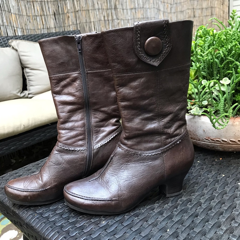 One of 2 Black Leather Boots Size 38.5